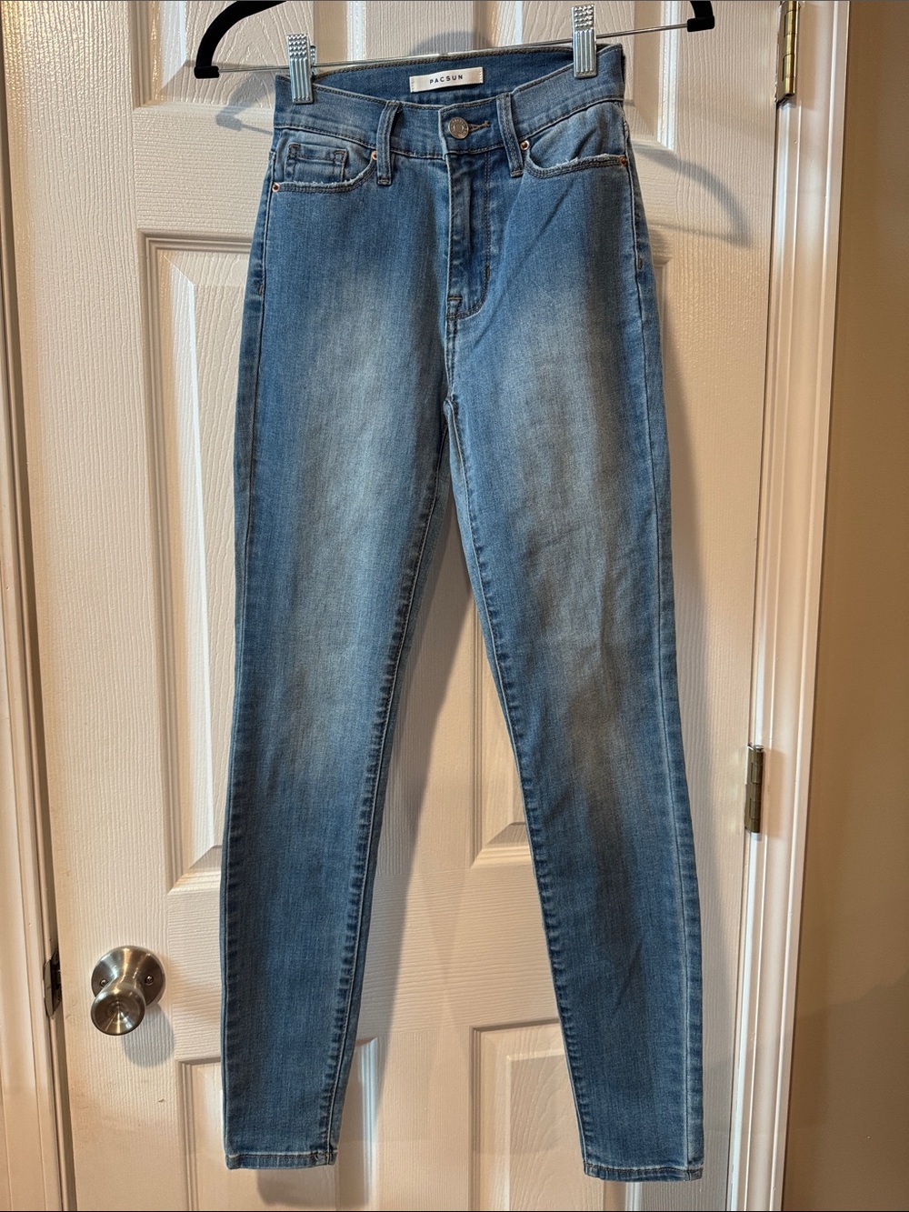 NWOT! PacSun Skinny Jeans in Light/Medium Blue Wash
